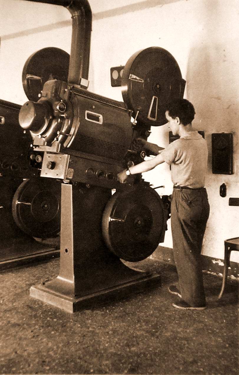  - Castellammare-di-Stabia-Cinema-Montil-1957-Il-cine-operatore-Andrea-Guarino